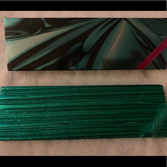 MAC eyeshadow palette - Picture 3 of 3